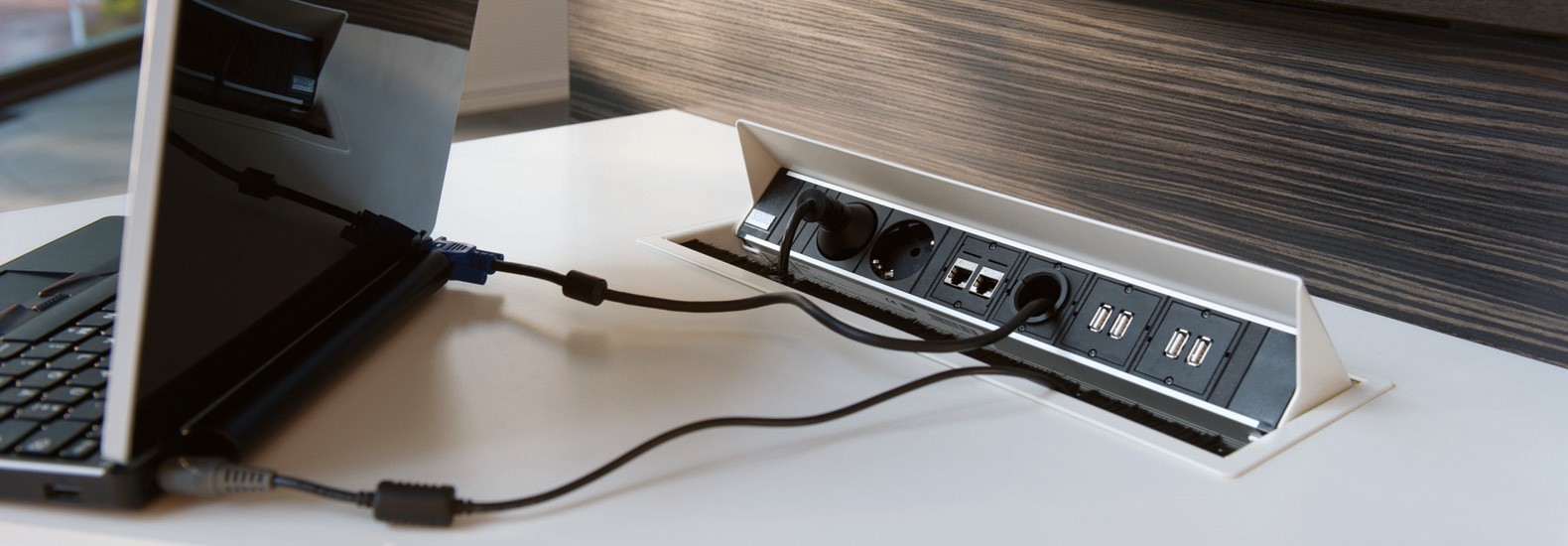 Mit diesen Netboxen erweitern Sie Ihren Schreibtisch mit USB 3.0 Anschlüssen, HDMI und DVI-Buchsen, RJ45-Netzwerkanschlüssen und vielem mehr!